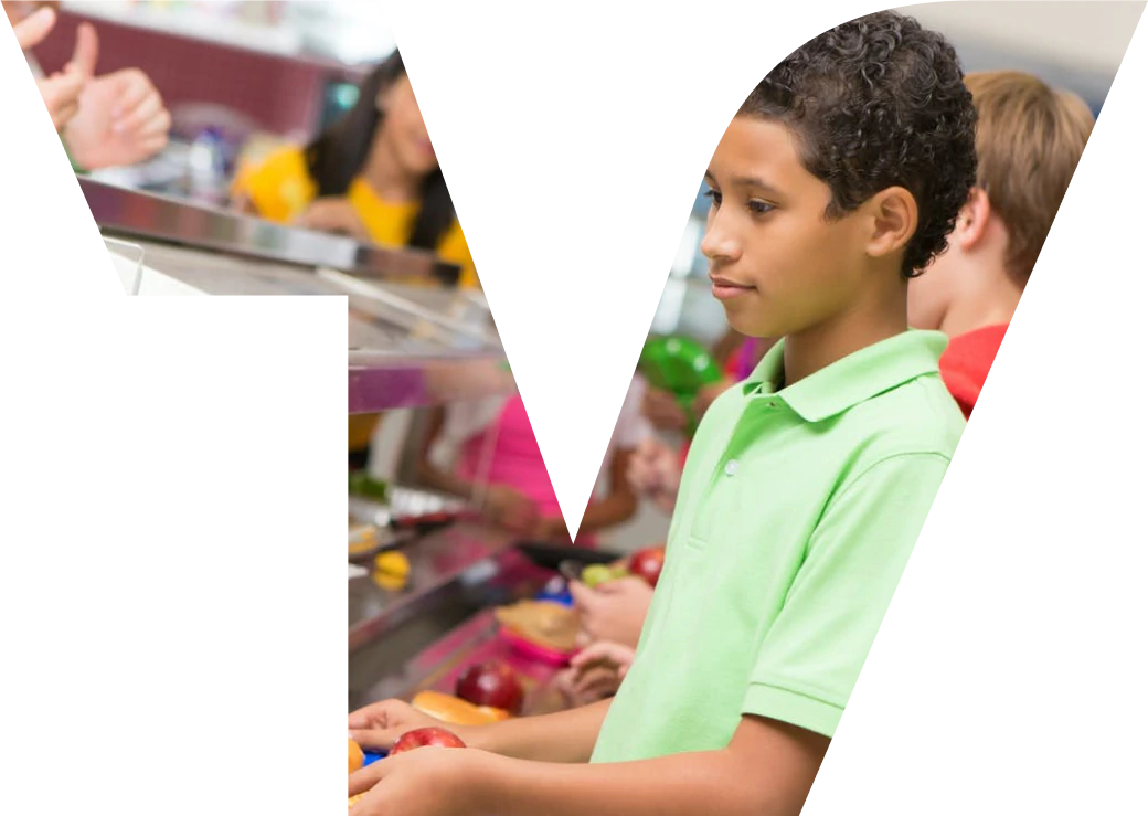 image d'un enfant à la cantine dans un mask du V du logo du Val d'Oise